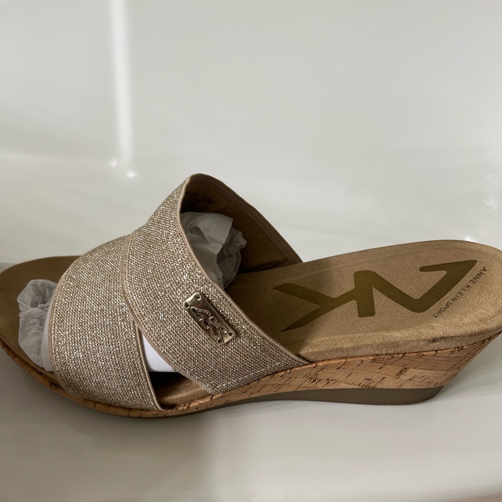 Woman’s Sandal lightly worn bottoms
